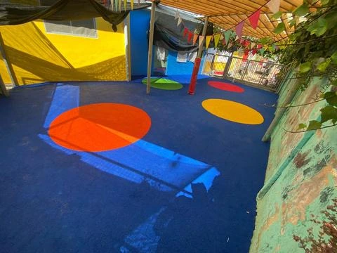 Piso de caucho in situ Rubtop instalado en una zona de juegos