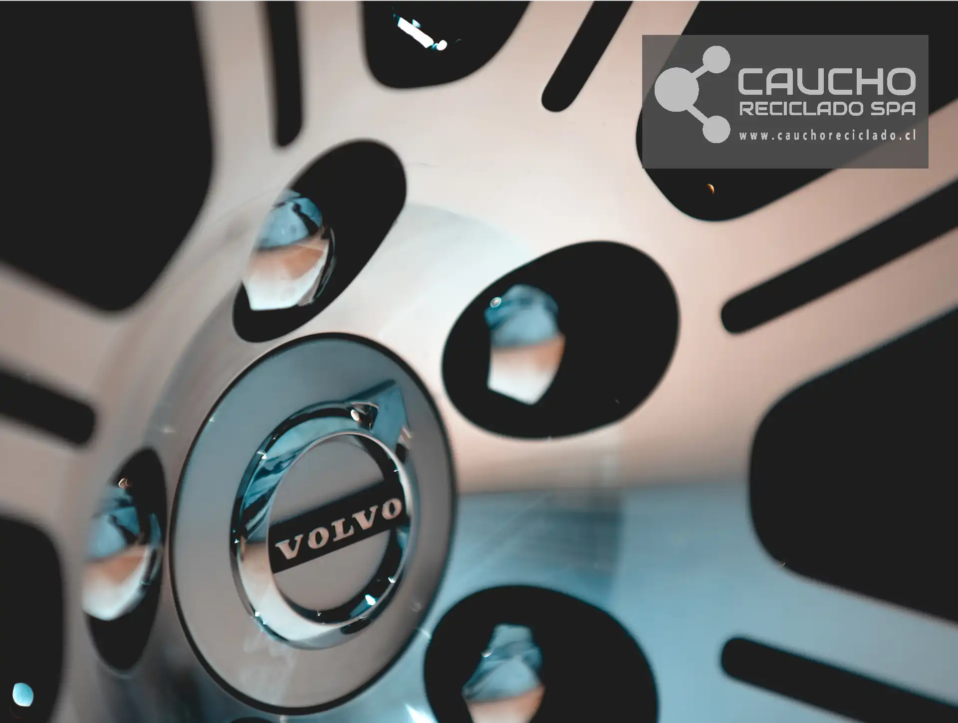 Volvo Revoluciona la Construcción Vial con Asfalto de Caucho Reciclado